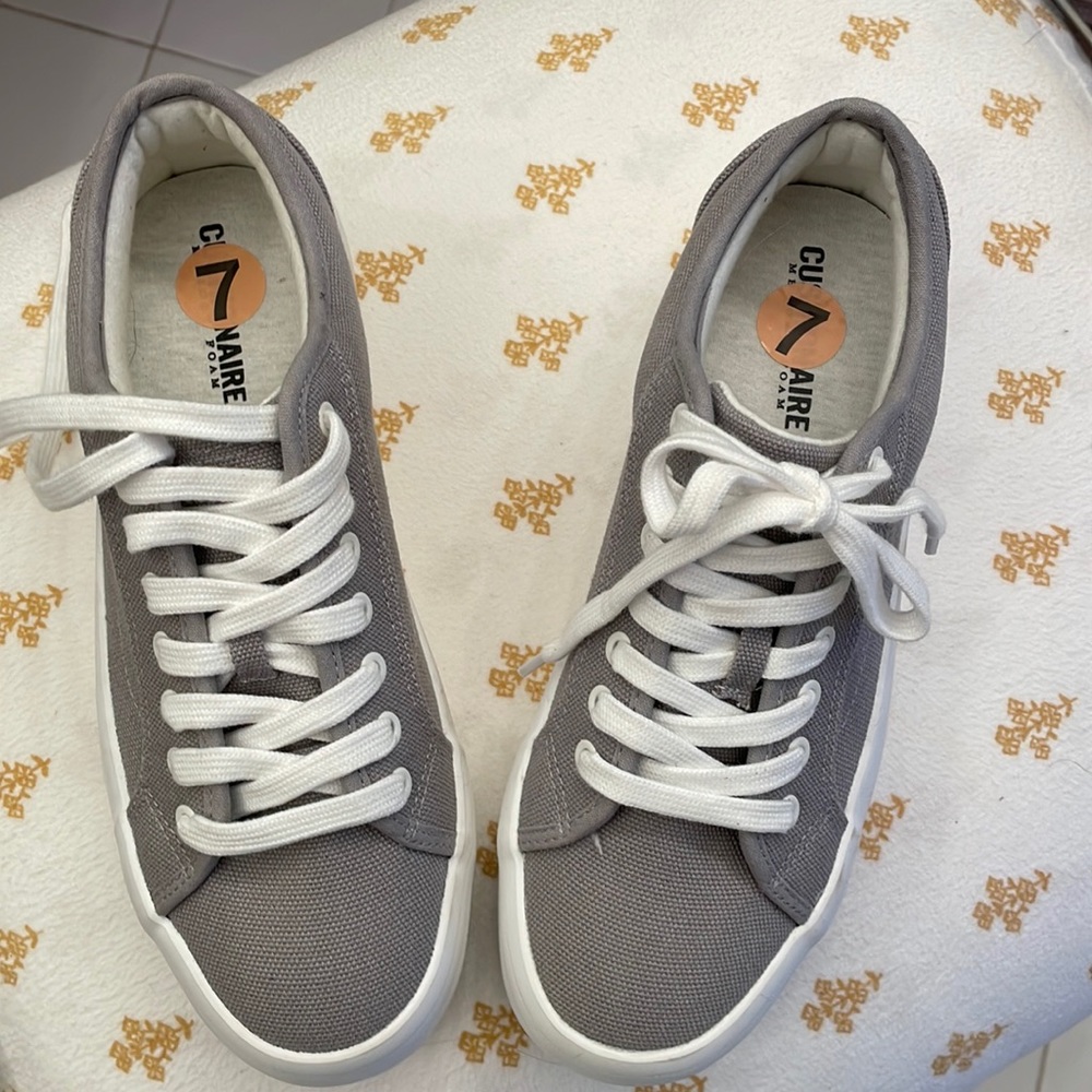 Size 7 cushion athletic shoe in grey